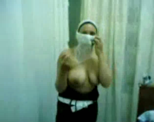 femme orientale montre sa paire de seins