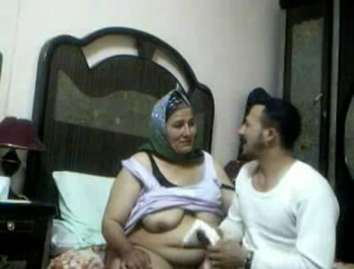 Grosse femme arabe nue.