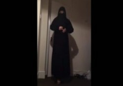 Femme avec le niqab suce et branle son mari